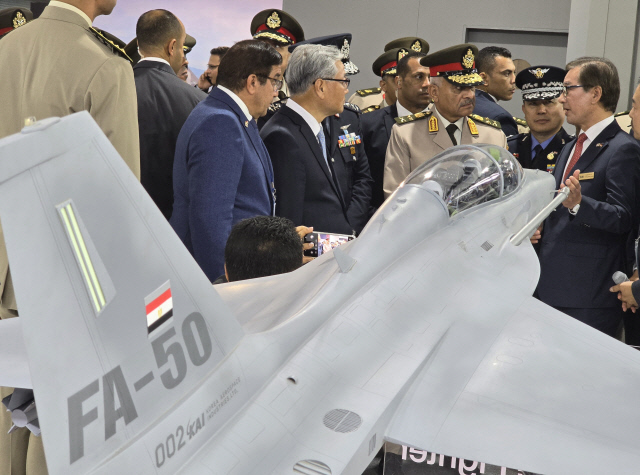 3일부터 5일까지(현지시간) 이집트 엘 알라메인 지역에서 열리는 이집트 에어쇼에서 이집트 국방장관(왼쪽)에게 FA-50을 선보이고 있는 강구영(오른쪽) KAI 사장. KAI 제공